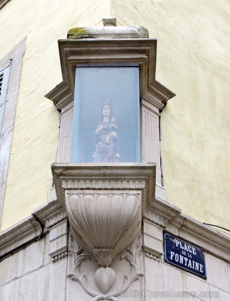 Villefranche de Rouergue ir brīnišķīga Tulūzas pilsēta ar šaurām, bruģētām ieliņām, viduslaiku ēkām un Aveyron upes tiltiem Villefranche de Rouergue ir brīnišķīga Tulūzas pilsēta ar šaurām, bruģētām ieliņām, viduslaiku ēkām un Aveyron upes tiltiem 91887