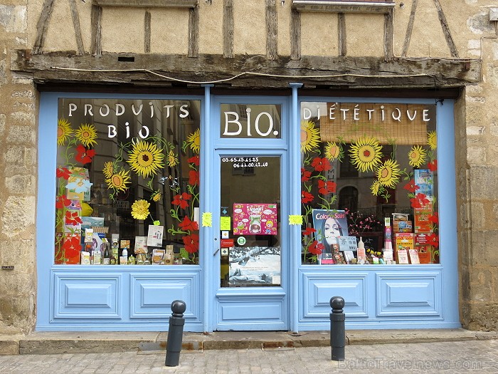 Villefranche de Rouergue ir brīnišķīga Tulūzas pilsēta ar šaurām, bruģētām ieliņām, viduslaiku ēkām un Aveyron upes tiltiem Villefranche de Rouergue ir brīnišķīga Tulūzas pilsēta ar šaurām, bruģētām ieliņām, viduslaiku ēkām un Aveyron upes tiltiem 91892