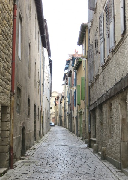 Villefranche de Rouergue ir brīnišķīga Tulūzas pilsēta ar šaurām, bruģētām ieliņām, viduslaiku ēkām un Aveyron upes tiltiem Villefranche de Rouergue ir brīnišķīga Tulūzas pilsēta ar šaurām, bruģētām ieliņām, viduslaiku ēkām un Aveyron upes tiltiem 91893