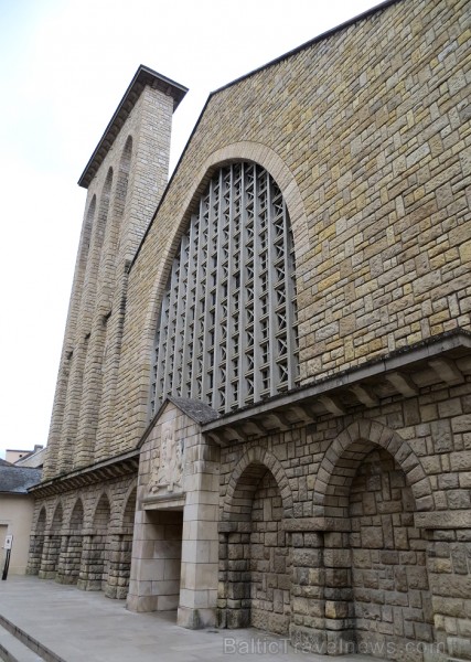 Villefranche de Rouergue ir brīnišķīga Tulūzas pilsēta ar šaurām, bruģētām ieliņām, viduslaiku ēkām un Aveyron upes tiltiem Villefranche de Rouergue ir brīnišķīga Tulūzas pilsēta ar šaurām, bruģētām ieliņām, viduslaiku ēkām un Aveyron upes tiltiem 91894