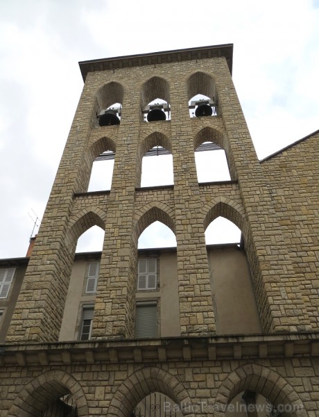 Villefranche de Rouergue ir brīnišķīga Tulūzas pilsēta ar šaurām, bruģētām ieliņām, viduslaiku ēkām un Aveyron upes tiltiem Villefranche de Rouergue ir brīnišķīga Tulūzas pilsēta ar šaurām, bruģētām ieliņām, viduslaiku ēkām un Aveyron upes tiltiem 91895