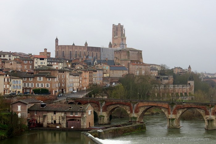 Albi ir senā bīskapa pilsēta, kas atrodas Tulūzā (Francija). Gandrīz visas tās ēkas ir celtas no sarkana ķieģeļa. Slavenākā no tām ir Sainte-Cécile ka Albi ir senā bīskapa pilsēta, kas atrodas Tulūzā (Francija). Gandrīz visas tās ēkas ir celtas no sarkana ķieģeļa. Slavenākā no tām ir Sainte-Cécile ka 91978