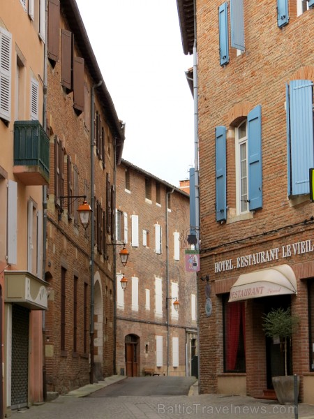 Albi ir senā bīskapa pilsēta, kas atrodas Tulūzā (Francija). Gandrīz visas tās ēkas ir celtas no sarkana ķieģeļa. Slavenākā no tām ir Sainte-Cécile ka 91981