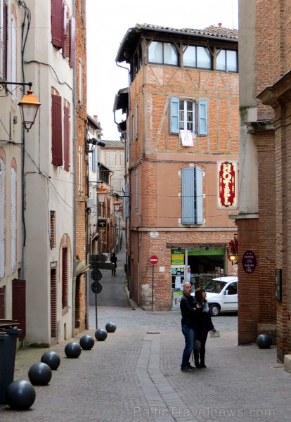 Albi ir senā bīskapa pilsēta, kas atrodas Tulūzā (Francija). Gandrīz visas tās ēkas ir celtas no sarkana ķieģeļa. Slavenākā no tām ir Sainte-Cécile ka Albi ir senā bīskapa pilsēta, kas atrodas Tulūzā (Francija). Gandrīz visas tās ēkas ir celtas no sarkana ķieģeļa. Slavenākā no tām ir Sainte-Cécile ka 91982
