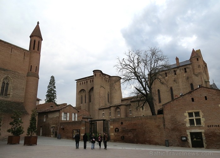 Albi ir senā bīskapa pilsēta, kas atrodas Tulūzā (Francija). Gandrīz visas tās ēkas ir celtas no sarkana ķieģeļa. Slavenākā no tām ir Sainte-Cécile ka Albi ir senā bīskapa pilsēta, kas atrodas Tulūzā (Francija). Gandrīz visas tās ēkas ir celtas no sarkana ķieģeļa. Slavenākā no tām ir Sainte-Cécile ka 91984