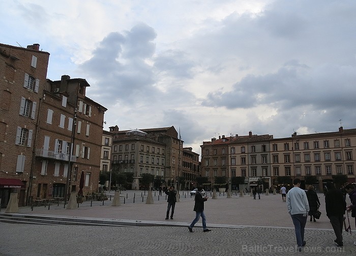 Albi ir senā bīskapa pilsēta, kas atrodas Tulūzā (Francija). Gandrīz visas tās ēkas ir celtas no sarkana ķieģeļa. Slavenākā no tām ir Sainte-Cécile ka Albi ir senā bīskapa pilsēta, kas atrodas Tulūzā (Francija). Gandrīz visas tās ēkas ir celtas no sarkana ķieģeļa. Slavenākā no tām ir Sainte-Cécile ka 91985