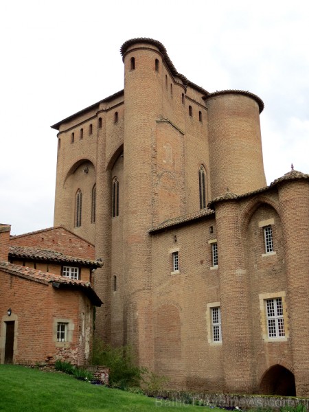 Albi ir senā bīskapa pilsēta, kas atrodas Tulūzā (Francija). Gandrīz visas tās ēkas ir celtas no sarkana ķieģeļa. Slavenākā no tām ir Sainte-Cécile ka Albi ir senā bīskapa pilsēta, kas atrodas Tulūzā (Francija). Gandrīz visas tās ēkas ir celtas no sarkana ķieģeļa. Slavenākā no tām ir Sainte-Cécile ka 91986