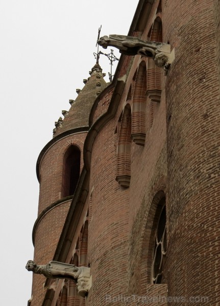 Albi ir senā bīskapa pilsēta, kas atrodas Tulūzā (Francija). Gandrīz visas tās ēkas ir celtas no sarkana ķieģeļa. Slavenākā no tām ir Sainte-Cécile ka Albi ir senā bīskapa pilsēta, kas atrodas Tulūzā (Francija). Gandrīz visas tās ēkas ir celtas no sarkana ķieģeļa. Slavenākā no tām ir Sainte-Cécile ka 92004