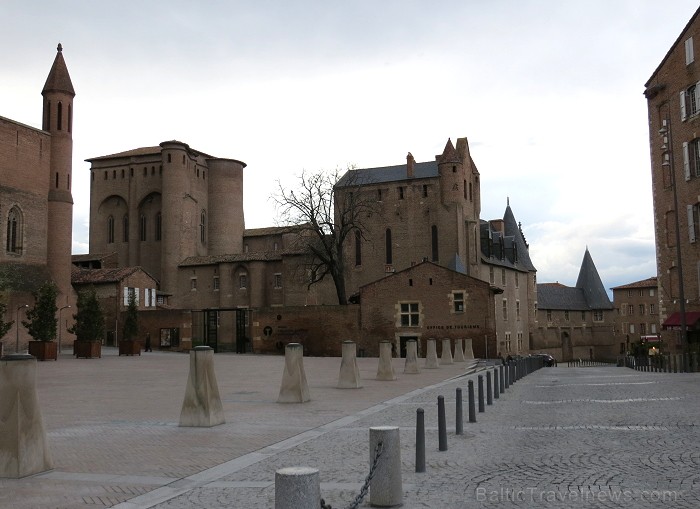 Albi ir senā bīskapa pilsēta, kas atrodas Tulūzā (Francija). Gandrīz visas tās ēkas ir celtas no sarkana ķieģeļa. Slavenākā no tām ir Sainte-Cécile ka Albi ir senā bīskapa pilsēta, kas atrodas Tulūzā (Francija). Gandrīz visas tās ēkas ir celtas no sarkana ķieģeļa. Slavenākā no tām ir Sainte-Cécile ka 92005