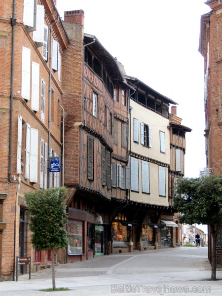 Albi ir senā bīskapa pilsēta, kas atrodas Tulūzā (Francija). Gandrīz visas tās ēkas ir celtas no sarkana ķieģeļa. Slavenākā no tām ir Sainte-Cécile ka Albi ir senā bīskapa pilsēta, kas atrodas Tulūzā (Francija). Gandrīz visas tās ēkas ir celtas no sarkana ķieģeļa. Slavenākā no tām ir Sainte-Cécile ka 92006