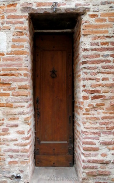 Albi ir senā bīskapa pilsēta, kas atrodas Tulūzā (Francija). Gandrīz visas tās ēkas ir celtas no sarkana ķieģeļa. Slavenākā no tām ir Sainte-Cécile ka Albi ir senā bīskapa pilsēta, kas atrodas Tulūzā (Francija). Gandrīz visas tās ēkas ir celtas no sarkana ķieģeļa. Slavenākā no tām ir Sainte-Cécile ka 92013