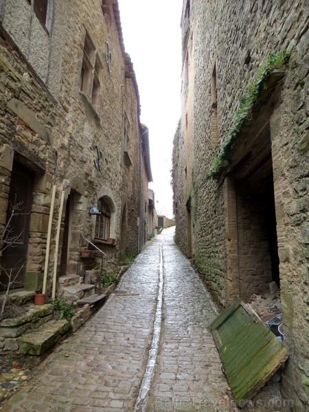 Cordes-sur-Ciel tulkojumā nozīme Diegi debesīs. 1222.g. šo labi nocietināto pilsētu uzcēla Tulūzas grāfs Raimonds VII. 14.gs. pilsētu apdzīvoja šuvēji Cordes-sur-Ciel tulkojumā nozīme Diegi debesīs. 1222.g. šo labi nocietināto pilsētu uzcēla Tulūzas grāfs Raimonds VII. 14.gs. pilsētu apdzīvoja šuvēji 92485