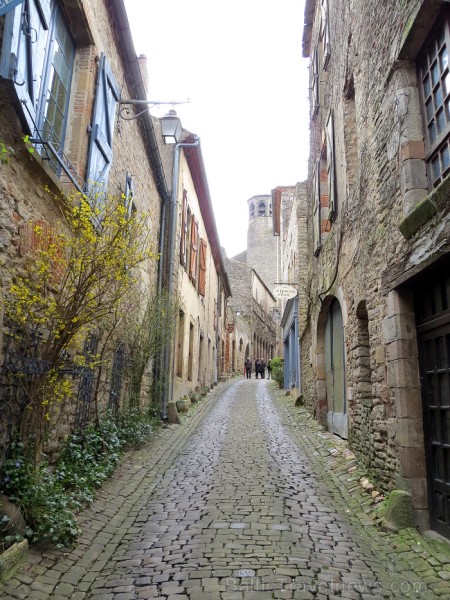 Cordes-sur-Ciel tulkojumā nozīme Diegi debesīs. 1222.g. šo labi nocietināto pilsētu uzcēla Tulūzas grāfs Raimonds VII. 14.gs. pilsētu apdzīvoja šuvēji Cordes-sur-Ciel tulkojumā nozīme Diegi debesīs. 1222.g. šo labi nocietināto pilsētu uzcēla Tulūzas grāfs Raimonds VII. 14.gs. pilsētu apdzīvoja šuvēji 92490