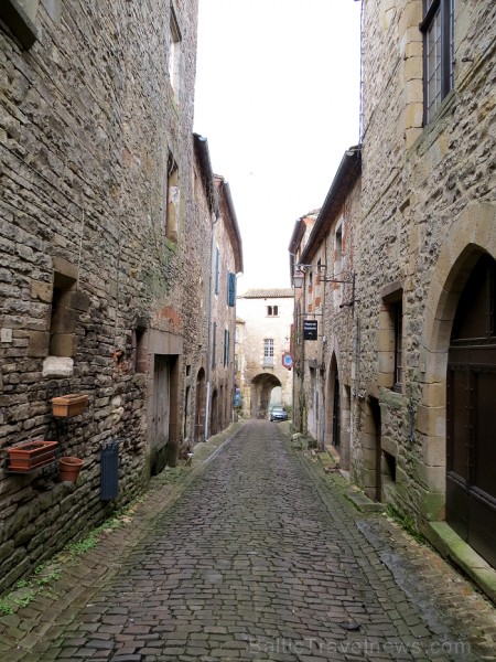 Cordes-sur-Ciel tulkojumā nozīme Diegi debesīs. 1222.g. šo labi nocietināto pilsētu uzcēla Tulūzas grāfs Raimonds VII. 14.gs. pilsētu apdzīvoja šuvēji Cordes-sur-Ciel tulkojumā nozīme Diegi debesīs. 1222.g. šo labi nocietināto pilsētu uzcēla Tulūzas grāfs Raimonds VII. 14.gs. pilsētu apdzīvoja šuvēji 92491