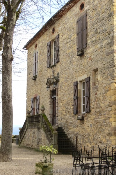 Cordes-sur-Ciel tulkojumā nozīme Diegi debesīs. 1222.g. šo labi nocietināto pilsētu uzcēla Tulūzas grāfs Raimonds VII. 14.gs. pilsētu apdzīvoja šuvēji Cordes-sur-Ciel tulkojumā nozīme Diegi debesīs. 1222.g. šo labi nocietināto pilsētu uzcēla Tulūzas grāfs Raimonds VII. 14.gs. pilsētu apdzīvoja šuvēji 92511