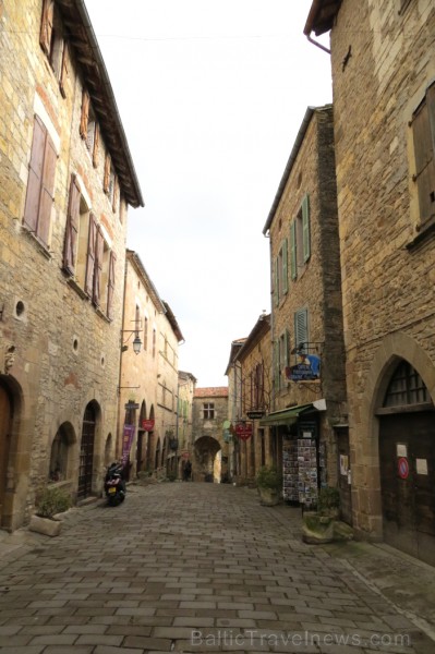 Cordes-sur-Ciel tulkojumā nozīme Diegi debesīs. 1222.g. šo labi nocietināto pilsētu uzcēla Tulūzas grāfs Raimonds VII. 14.gs. pilsētu apdzīvoja šuvēji Cordes-sur-Ciel tulkojumā nozīme Diegi debesīs. 1222.g. šo labi nocietināto pilsētu uzcēla Tulūzas grāfs Raimonds VII. 14.gs. pilsētu apdzīvoja šuvēji 92525