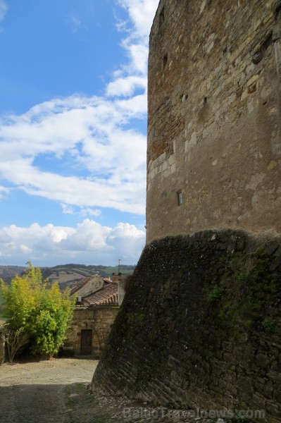 Cordes-sur-Ciel tulkojumā nozīme Diegi debesīs. 1222.g. šo labi nocietināto pilsētu uzcēla Tulūzas grāfs Raimonds VII. 14.gs. pilsētu apdzīvoja šuvēji Cordes-sur-Ciel tulkojumā nozīme Diegi debesīs. 1222.g. šo labi nocietināto pilsētu uzcēla Tulūzas grāfs Raimonds VII. 14.gs. pilsētu apdzīvoja šuvēji 92532