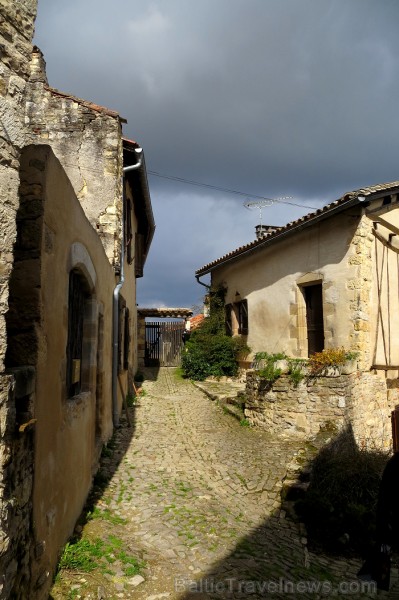 Cordes-sur-Ciel tulkojumā nozīme Diegi debesīs. 1222.g. šo labi nocietināto pilsētu uzcēla Tulūzas grāfs Raimonds VII. 14.gs. pilsētu apdzīvoja šuvēji Cordes-sur-Ciel tulkojumā nozīme Diegi debesīs. 1222.g. šo labi nocietināto pilsētu uzcēla Tulūzas grāfs Raimonds VII. 14.gs. pilsētu apdzīvoja šuvēji 92533