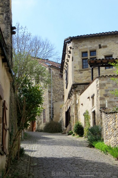 Cordes-sur-Ciel tulkojumā nozīme Diegi debesīs. 1222.g. šo labi nocietināto pilsētu uzcēla Tulūzas grāfs Raimonds VII. 14.gs. pilsētu apdzīvoja šuvēji Cordes-sur-Ciel tulkojumā nozīme Diegi debesīs. 1222.g. šo labi nocietināto pilsētu uzcēla Tulūzas grāfs Raimonds VII. 14.gs. pilsētu apdzīvoja šuvēji 92536