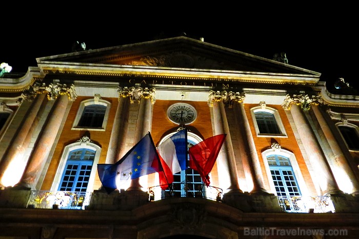 Tulūza ir 4. lielākā Francijas pilsēta, kas ir slavena ar brīnišķīgu renesanses vecpilsētu. Tās ēkas ir celtas no sarkaniem ķieģeļiem. Francūži saka, Tulūza ir 4. lielākā Francijas pilsēta, kas ir slavena ar brīnišķīgu renesanses vecpilsētu. Tās ēkas ir celtas no sarkaniem ķieģeļiem. Francūži saka, 92692