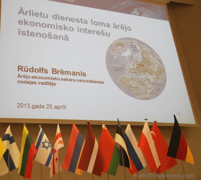 Ārlietu ministrijas Ārējo ekonomisko sakaru veicināšanas nodaļas vadītājs Rūdolfs Brēmanis ar referātu - «Ārlietu ministrijas un vēstniecību loma un i Ārlietu ministrijas Ārējo ekonomisko sakaru veicināšanas nodaļas vadītājs Rūdolfs Brēmanis ar referātu - «Ārlietu ministrijas un vēstniecību loma un i 93224