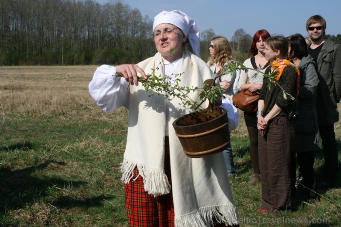 Saulainā trešdienā (08.05.2013) pie Meļķītāru Muldas akmeņa tika krustīta zemes saimnieka mazmeita. Saulainā trešdienā (08.05.2013) pie Meļķītāru Muldas akmeņa tika krustīta zemes saimnieka mazmeita. 93831