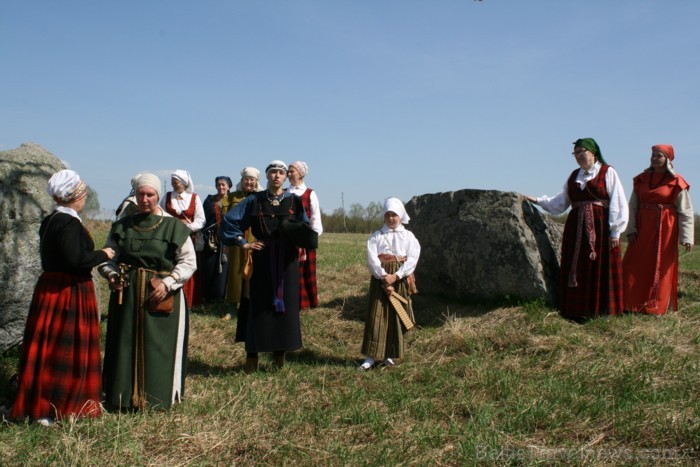 Lai arī objekts ir tradicionāli vienskaitlī, tomēr šeit ir divi dažādi akmeņi, kurus tradīcija uzskata par vienu. Lai arī objekts ir tradicionāli vienskaitlī, tomēr šeit ir divi dažādi akmeņi, kurus tradīcija uzskata par vienu. 94092