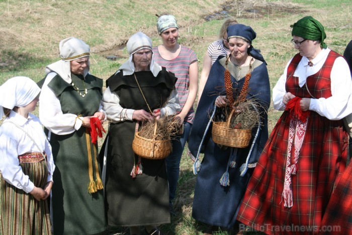 Cita teika vēstī, ka velns nesis akmeni, lai aizdambētu Daugavu, iedziedājies gailis, un velns saspēris akmeni divās daļās. Cita teika vēstī, ka velns nesis akmeni, lai aizdambētu Daugavu, iedziedājies gailis, un velns saspēris akmeni divās daļās. 94095