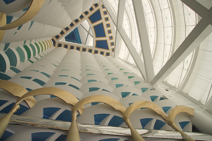 Travelnews.lv apmeklē pasaules populāro luksus viesnīcu Burj Al Arab, kas atrodas Dubaijā. Foto sponsors: www.GoAdventure.lv Travelnews.lv apmeklē pasaules populāro luksus viesnīcu Burj Al Arab, kas atrodas Dubaijā. Foto sponsors: www.GoAdventure.lv 94619