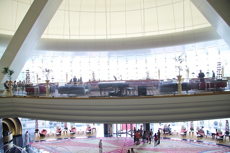 Travelnews.lv apmeklē pasaules populāro luksus viesnīcu Burj Al Arab, kas atrodas Dubaijā. Foto sponsors: www.GoAdventure.lv Travelnews.lv apmeklē pasaules populāro luksus viesnīcu Burj Al Arab, kas atrodas Dubaijā. Foto sponsors: www.GoAdventure.lv 94624