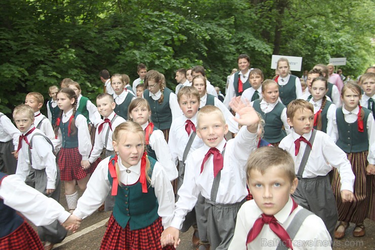 Tautas deju festivāls «Latvju bērni danci veda» Krāslavā 2013 ar lielkocenta «Pār Daugavu saulei roku deva» programmu. Foto sponsors: www.visitkraslav Tautas deju festivāls «Latvju bērni danci veda» Krāslavā 2013 ar lielkocenta «Pār Daugavu saulei roku deva» programmu. Foto sponsors: www.visitkraslav 94907