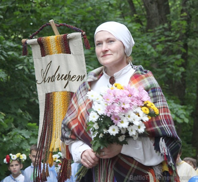 Tautas deju festivāls «Latvju bērni danci veda» Krāslavā 2013 ar lielkocenta «Pār Daugavu saulei roku deva» programmu. Foto sponsors: www.visitkraslav Tautas deju festivāls «Latvju bērni danci veda» Krāslavā 2013 ar lielkocenta «Pār Daugavu saulei roku deva» programmu. Foto sponsors: www.visitkraslav 94912
