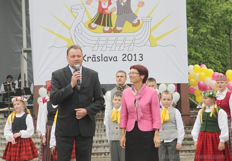 Tautas deju festivāls «Latvju bērni danci veda» Krāslavā 2013 ar lielkocenta «Pār Daugavu saulei roku deva» programmu. Foto sponsors: www.visitkraslav Tautas deju festivāls «Latvju bērni danci veda» Krāslavā 2013 ar lielkocenta «Pār Daugavu saulei roku deva» programmu. Foto sponsors: www.visitkraslav 94914