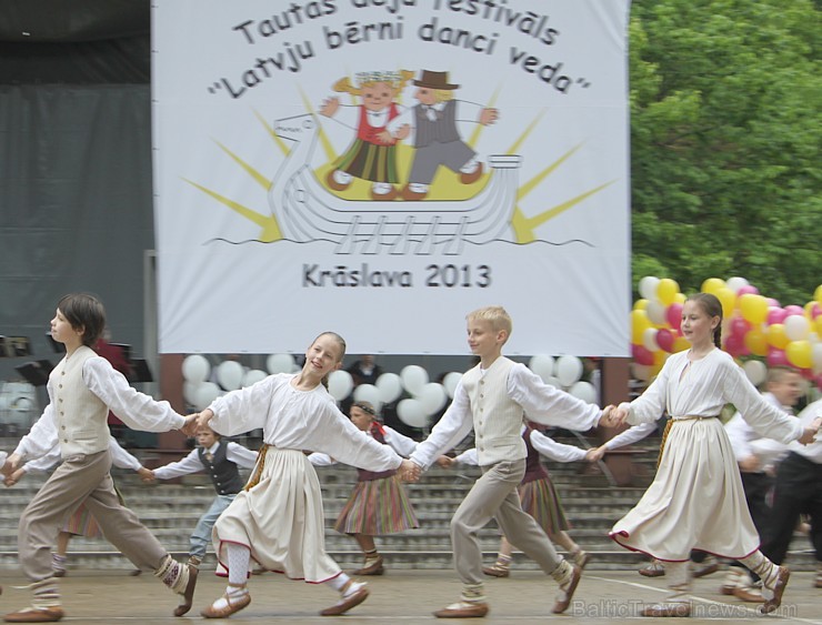 Tautas deju festivāls «Latvju bērni danci veda» Krāslavā 2013 ar lielkocenta «Pār Daugavu saulei roku deva» programmu. Foto sponsors: www.visitkraslav Tautas deju festivāls «Latvju bērni danci veda» Krāslavā 2013 ar lielkocenta «Pār Daugavu saulei roku deva» programmu. Foto sponsors: www.visitkraslav 94916