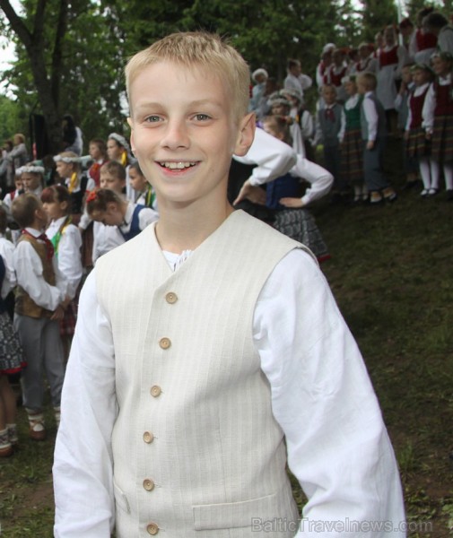 Tautas deju festivāls «Latvju bērni danci veda» Krāslavā 2013 ar lielkocenta «Pār Daugavu saulei roku deva» programmu. Foto sponsors: www.visitkraslav Tautas deju festivāls «Latvju bērni danci veda» Krāslavā 2013 ar lielkocenta «Pār Daugavu saulei roku deva» programmu. Foto sponsors: www.visitkraslav 94920