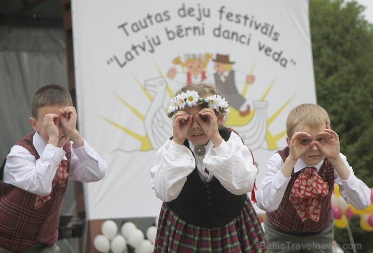 Tautas deju festivāls «Latvju bērni danci veda» Krāslavā 2013 ar lielkocenta «Pār Daugavu saulei roku deva» programmu. Foto sponsors: www.visitkraslav 94923