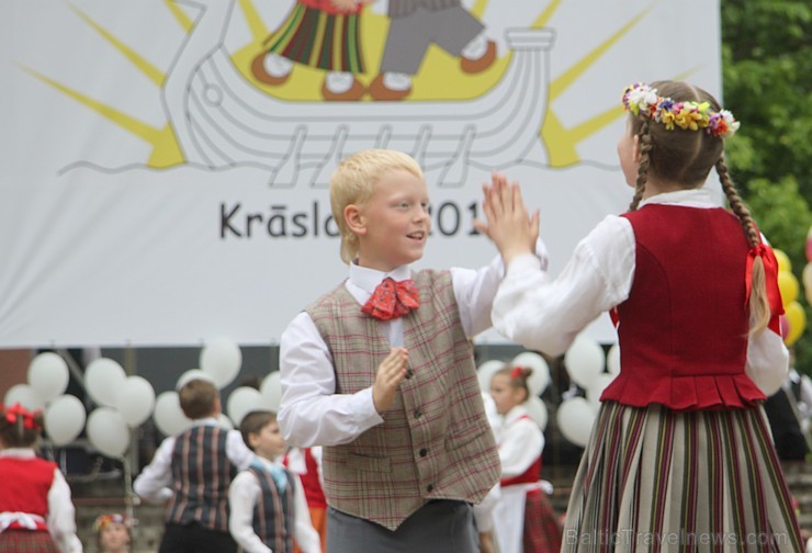 Tautas deju festivāls «Latvju bērni danci veda» Krāslavā 2013 ar lielkocenta «Pār Daugavu saulei roku deva» programmu. Foto sponsors: www.visitkraslav Tautas deju festivāls «Latvju bērni danci veda» Krāslavā 2013 ar lielkocenta «Pār Daugavu saulei roku deva» programmu. Foto sponsors: www.visitkraslav 94925