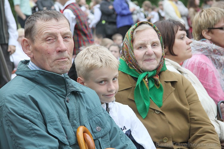 Tautas deju festivāls «Latvju bērni danci veda» Krāslavā 2013 ar lielkocenta «Pār Daugavu saulei roku deva» programmu. Foto sponsors: www.visitkraslav Tautas deju festivāls «Latvju bērni danci veda» Krāslavā 2013 ar lielkocenta «Pār Daugavu saulei roku deva» programmu. Foto sponsors: www.visitkraslav 94930