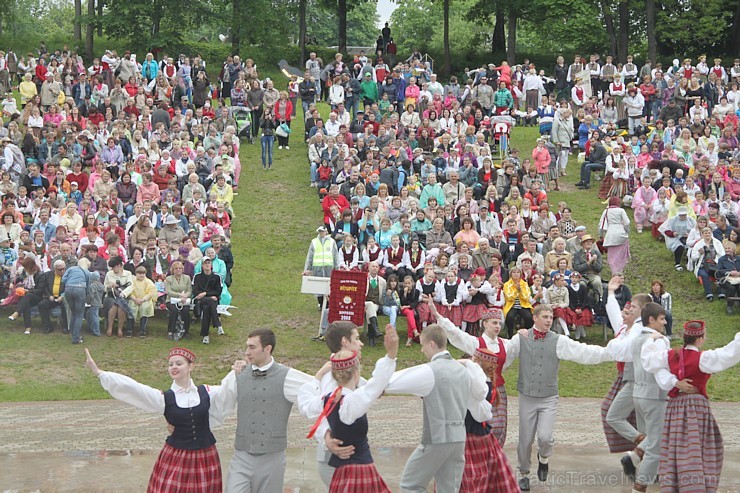 Tautas deju festivāls «Latvju bērni danci veda» Krāslavā 2013 ar lielkocenta «Pār Daugavu saulei roku deva» programmu. Foto sponsors: www.visitkraslav Tautas deju festivāls «Latvju bērni danci veda» Krāslavā 2013 ar lielkocenta «Pār Daugavu saulei roku deva» programmu. Foto sponsors: www.visitkraslav 94938