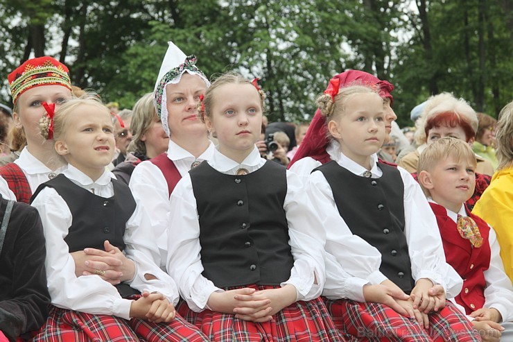 Tautas deju festivāls «Latvju bērni danci veda» Krāslavā 2013 ar lielkocenta «Pār Daugavu saulei roku deva» programmu. Foto sponsors: www.visitkraslav Tautas deju festivāls «Latvju bērni danci veda» Krāslavā 2013 ar lielkocenta «Pār Daugavu saulei roku deva» programmu. Foto sponsors: www.visitkraslav 94942
