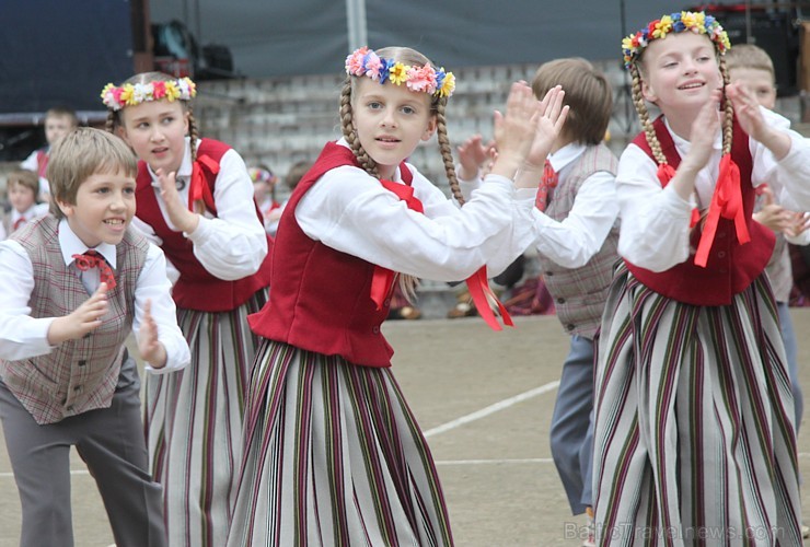 Tautas deju festivāls «Latvju bērni danci veda» Krāslavā 2013 ar lielkocenta «Pār Daugavu saulei roku deva» programmu. Foto sponsors: www.visitkraslav Tautas deju festivāls «Latvju bērni danci veda» Krāslavā 2013 ar lielkocenta «Pār Daugavu saulei roku deva» programmu. Foto sponsors: www.visitkraslav 94946