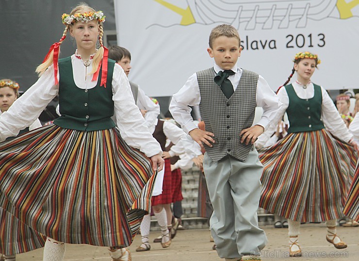 Tautas deju festivāls «Latvju bērni danci veda» Krāslavā 2013 ar lielkocenta «Pār Daugavu saulei roku deva» programmu. Foto sponsors: www.visitkraslav Tautas deju festivāls «Latvju bērni danci veda» Krāslavā 2013 ar lielkocenta «Pār Daugavu saulei roku deva» programmu. Foto sponsors: www.visitkraslav 94947