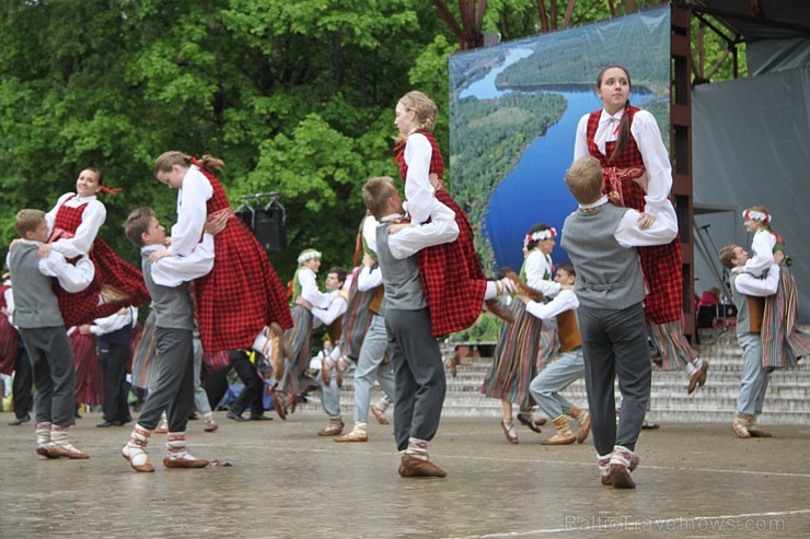 Tautas deju festivāls «Latvju bērni danci veda» Krāslavā 2013 ar lielkocenta «Pār Daugavu saulei roku deva» programmu. Foto sponsors: www.visitkraslav Tautas deju festivāls «Latvju bērni danci veda» Krāslavā 2013 ar lielkocenta «Pār Daugavu saulei roku deva» programmu. Foto sponsors: www.visitkraslav 94949