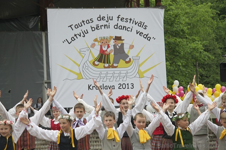 Tautas deju festivāls «Latvju bērni danci veda» Krāslavā 2013 ar lielkocenta «Pār Daugavu saulei roku deva» programmu. Foto sponsors: www.visitkraslav Tautas deju festivāls «Latvju bērni danci veda» Krāslavā 2013 ar lielkocenta «Pār Daugavu saulei roku deva» programmu. Foto sponsors: www.visitkraslav 94950