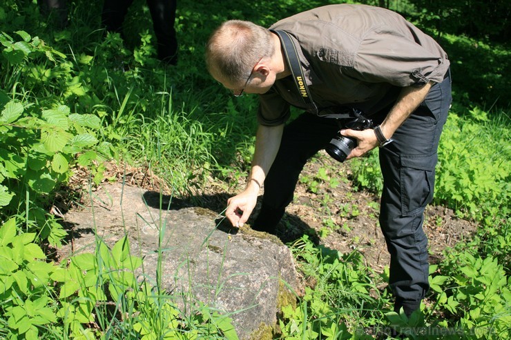 Tipisks senais kulta akmens - bedrīšakmens, kas atrodas savā sākotnējā vietā, kur gulējis jau gadu tūkstošiem. Interesanti, ka akmeņa bedrīšu pielieto 95247