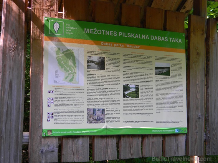 Mežotnes pils – Latvijas klasicisma pērle. Mežotnes pilskalnu ar Vīna kalnu savieno jauka koka laipa, kas ved pa Lielupes ielejas pamatkrasta lejas da Mežotnes pils – Latvijas klasicisma pērle. Mežotnes pilskalnu ar Vīna kalnu savieno jauka koka laipa, kas ved pa Lielupes ielejas pamatkrasta lejas da 95369