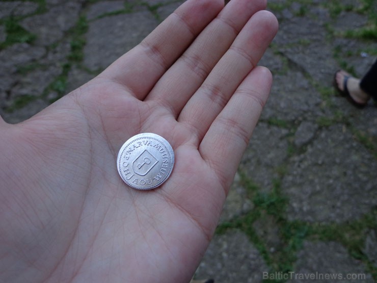 Katrs apmeklētājs ar šādu monētu, kuru izsniedz pie kases, var iegādāties kādu suvenīru amatnieku tirdziņā Katrs apmeklētājs ar šādu monētu, kuru izsniedz pie kases, var iegādāties kādu suvenīru amatnieku tirdziņā 96027