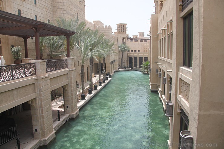 Mākslīgais kanāls, kas ieskauj «Madinat Jumeirah Resort» 3,5 km garumā, ir viens brīnišķīgs cilvēku roku darbs. Kanāls ir bagāts ar zivju bariem, zila Mākslīgais kanāls, kas ieskauj «Madinat Jumeirah Resort» 3,5 km garumā, ir viens brīnišķīgs cilvēku roku darbs. Kanāls ir bagāts ar zivju bariem, zila 96154
