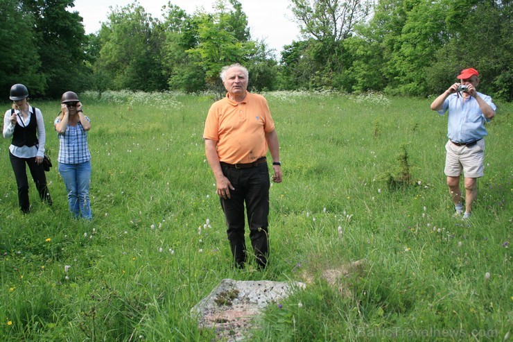 Martin Kivisoo (vidū) ir Tihuse saimnieks. Viņš ne tikai koordinē ceļotāju izjādes, bet arī informē par vietējām svētvietām. Martin Kivisoo (vidū) ir Tihuse saimnieks. Viņš ne tikai koordinē ceļotāju izjādes, bet arī informē par vietējām svētvietām. 96878
