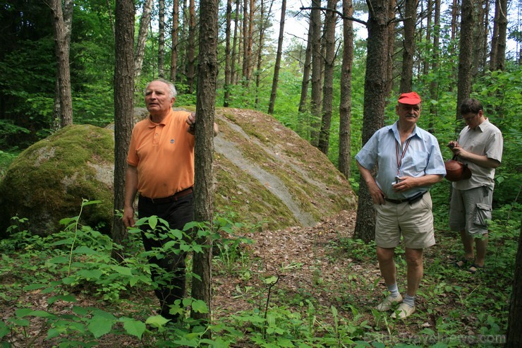 Martin Kivisoo (vidū) ir Tihuse saimnieks. Viņš ne tikai koordinē ceļotāju izjādes, bet arī informē par vietējām svētvietām. Martin Kivisoo (vidū) ir Tihuse saimnieks. Viņš ne tikai koordinē ceļotāju izjādes, bet arī informē par vietējām svētvietām. 96879